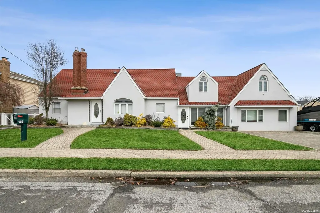105 Inlet Drive Lindenhurst NY 11757