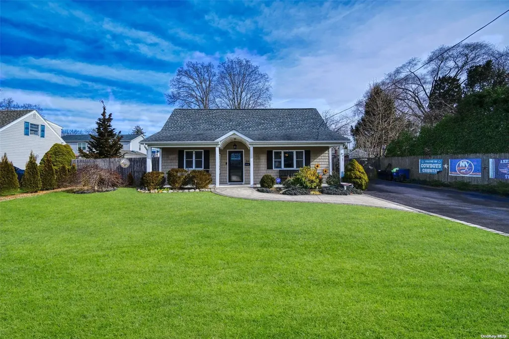 263 W 3rd Street Deer Park NY 11729