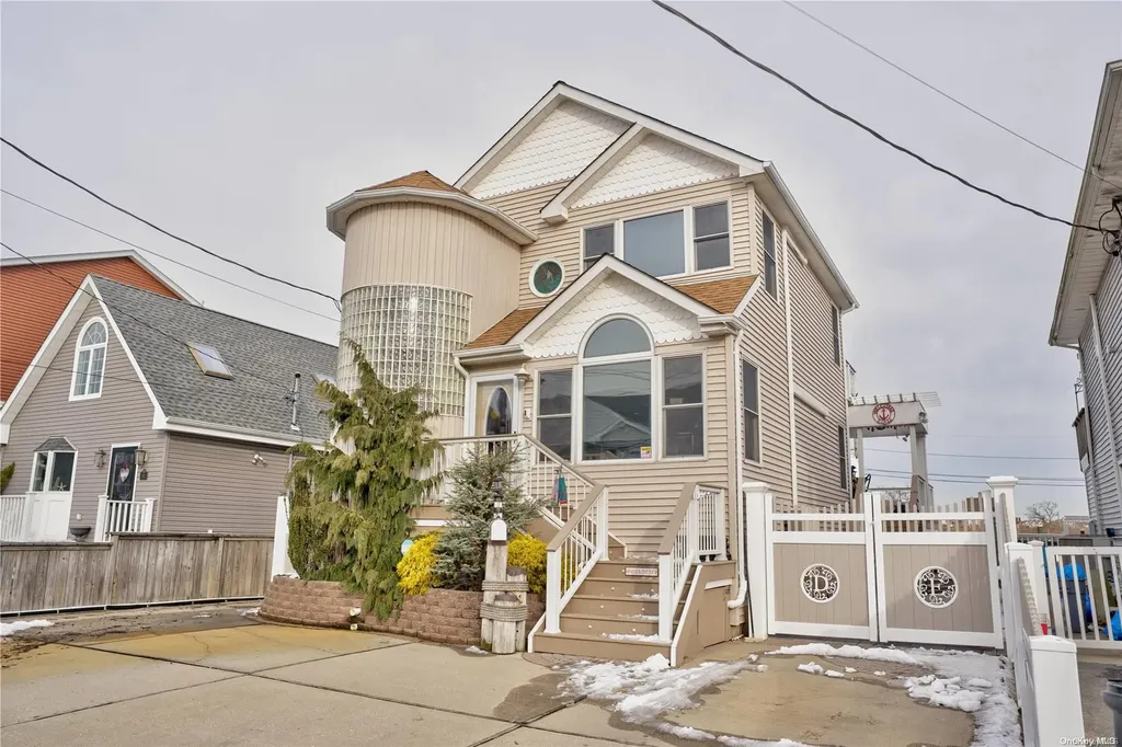 978 Pacific Street Lindenhurst NY 11757