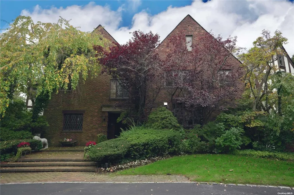 39 Shore Drive Great Neck NY 11024