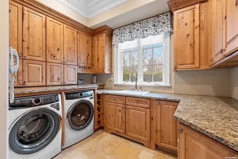 136 I U Willets Road Old Westbury NY 11568