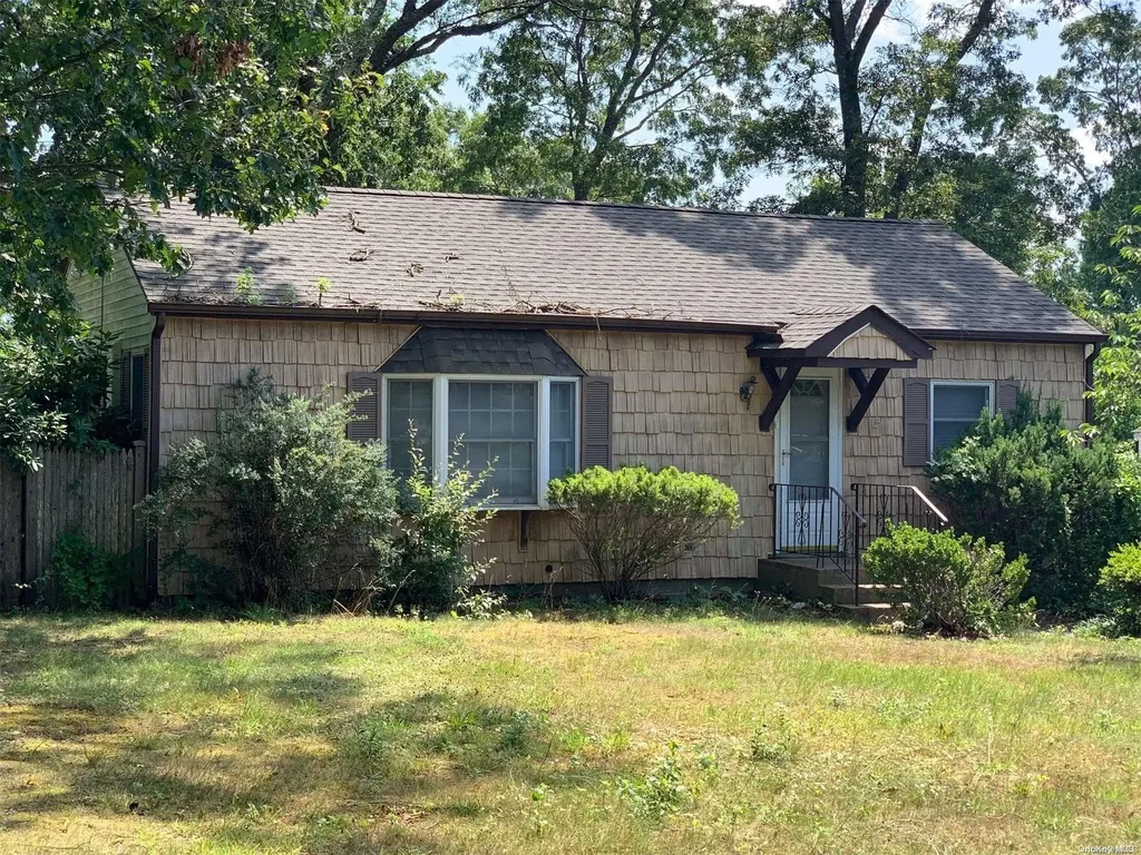 6 Roberta Street East Patchogue NY 11772