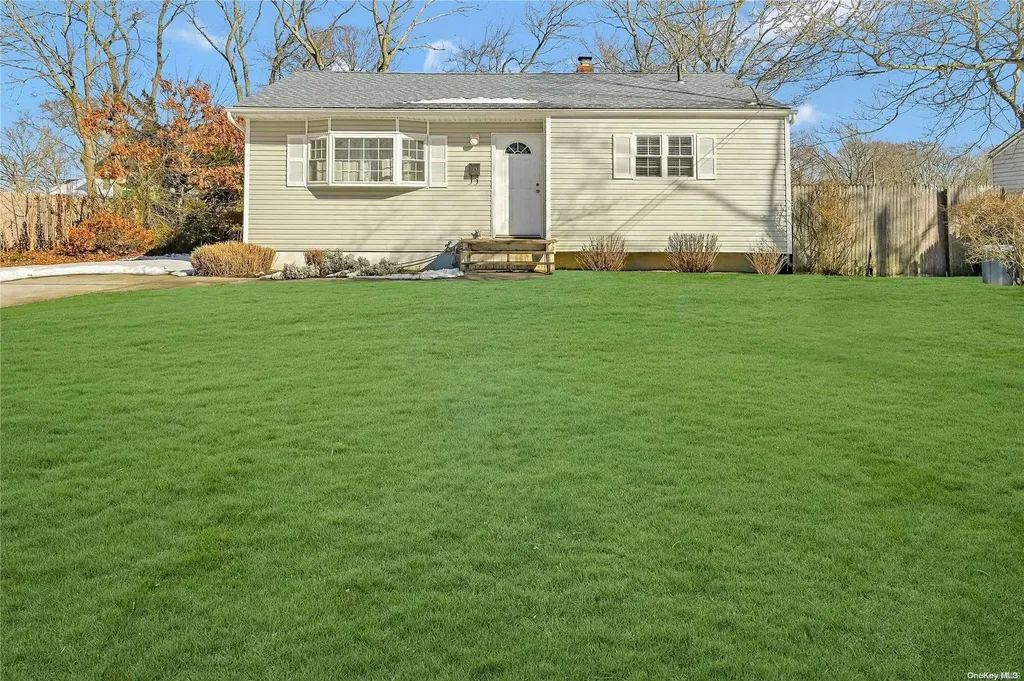 279 Phyllis Drive Patchogue NY 11772