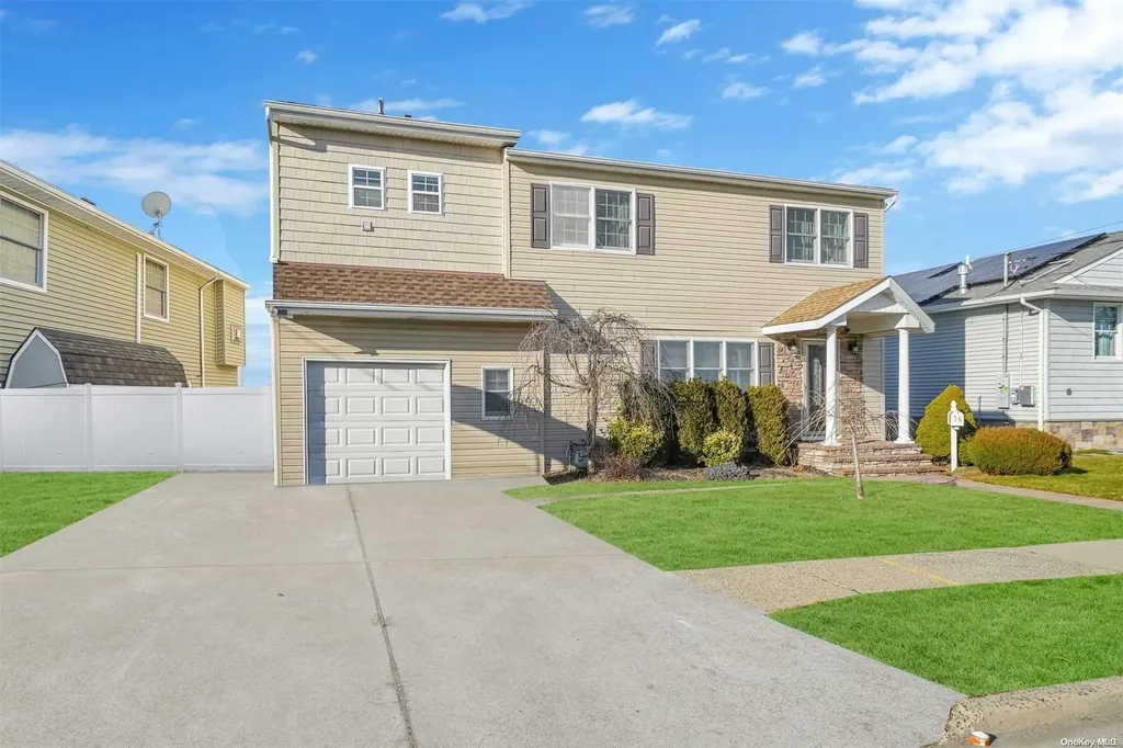 76 E Lido Promenade Lindenhurst NY 11757