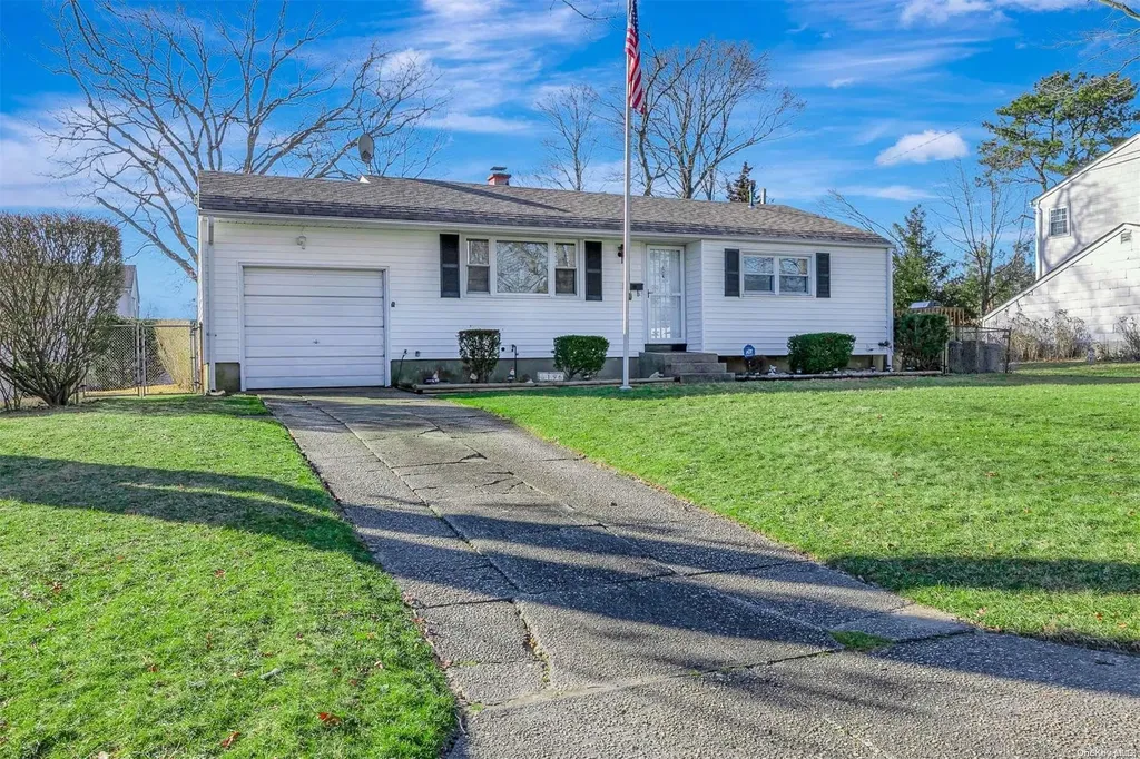 196 Sugarwood Lane Central Islip NY 11722