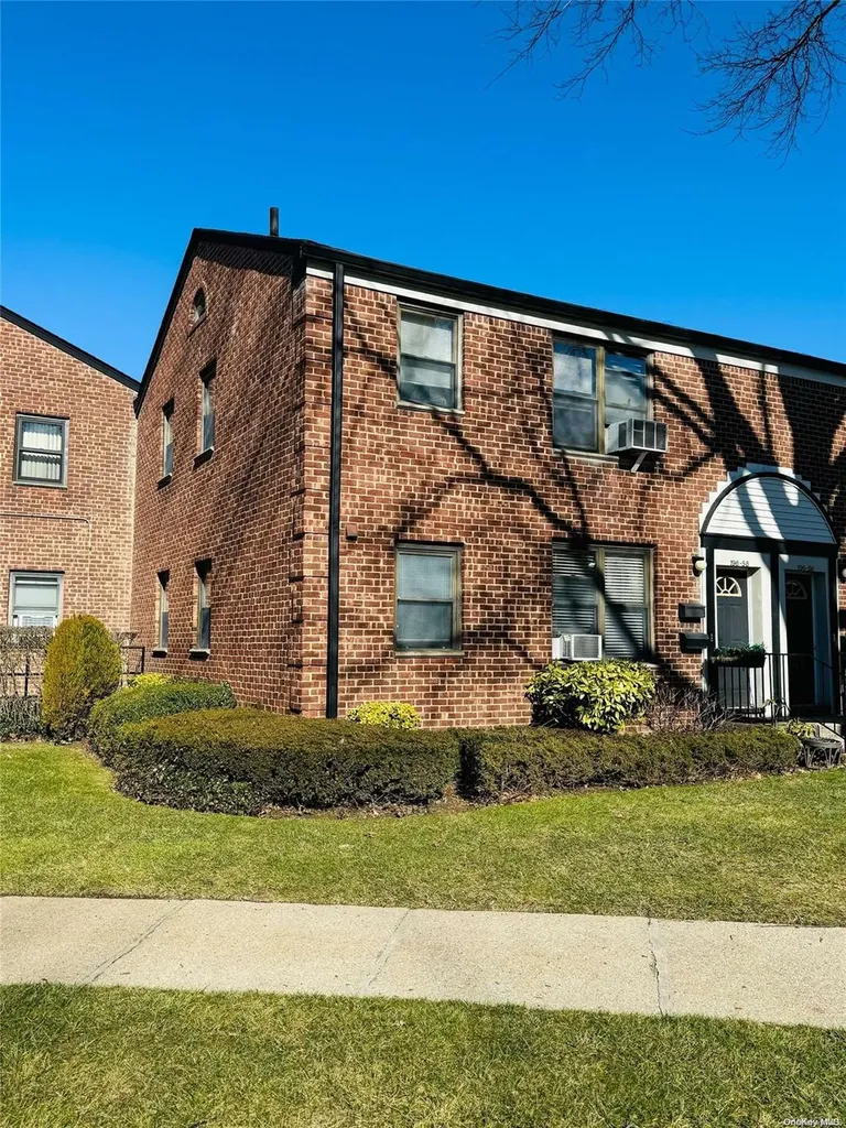 196-58 69 Avenue Fresh Meadows NY 11365