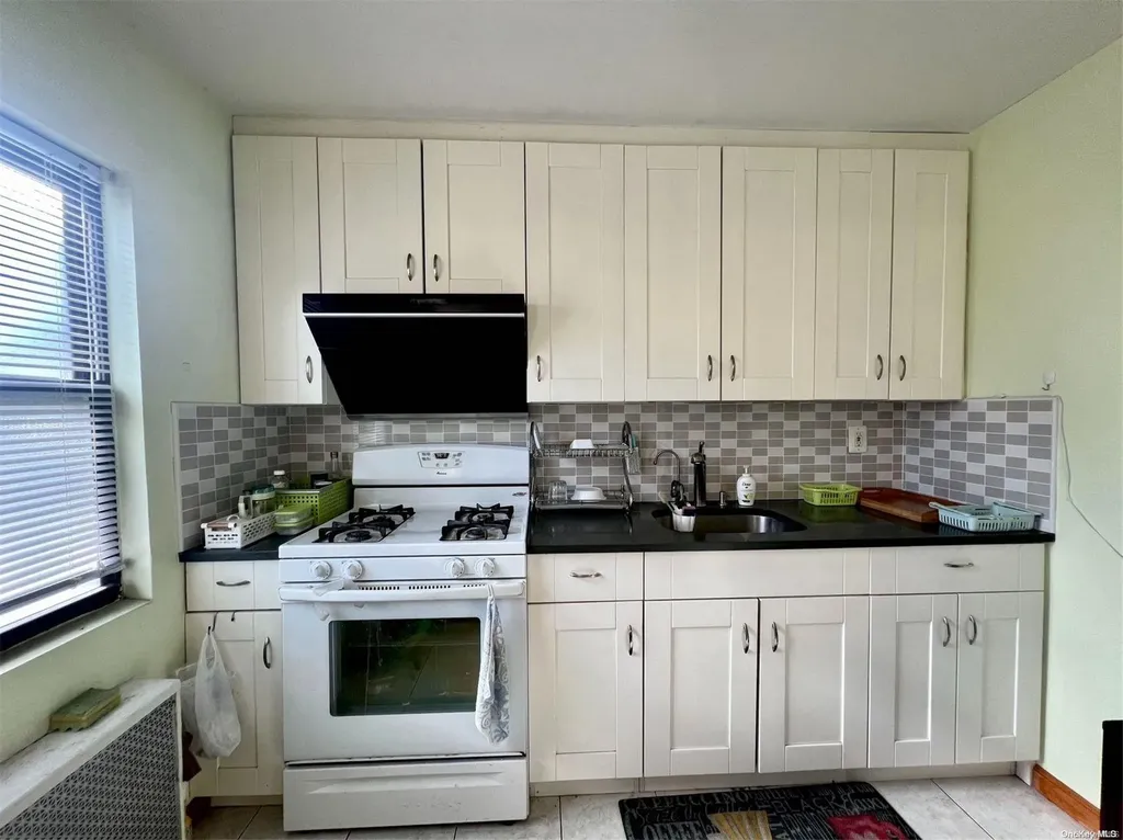 196-58 69 Avenue Fresh Meadows NY 11365