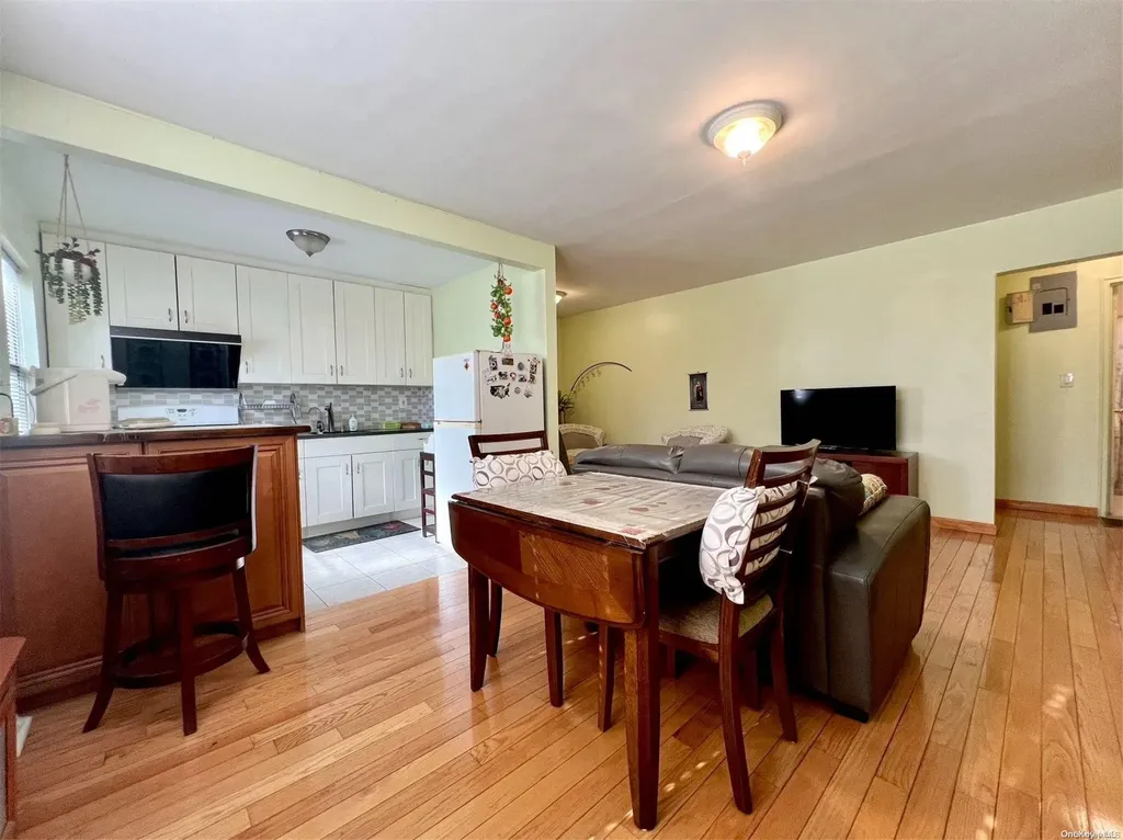 196-58 69 Avenue Fresh Meadows NY 11365