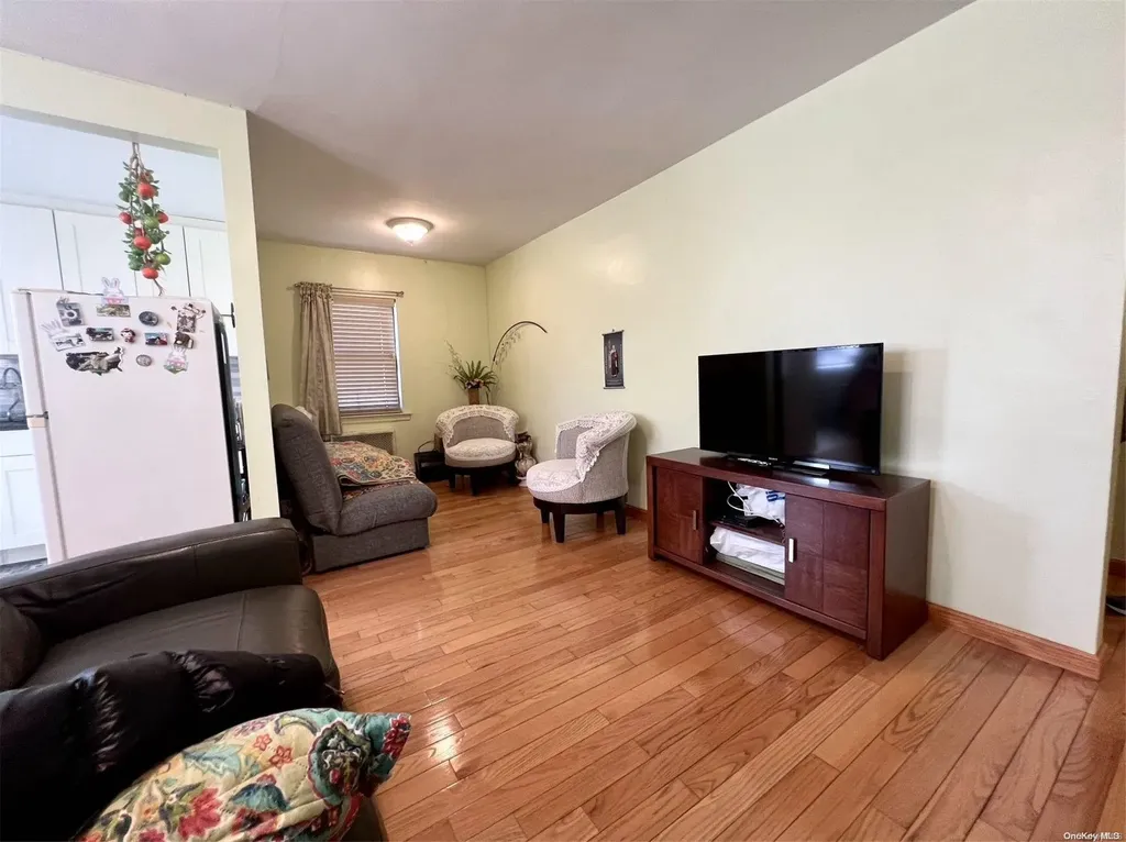 196-58 69 Avenue Fresh Meadows NY 11365