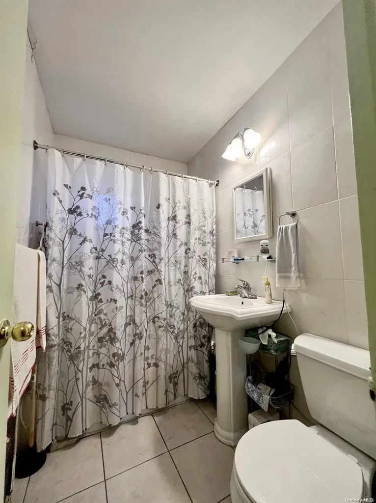 196-58 69 Avenue Fresh Meadows NY 11365