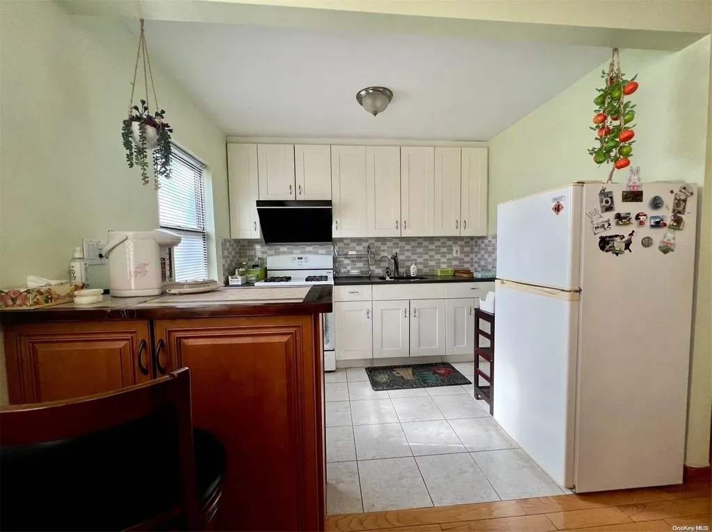 196-58 69 Avenue Fresh Meadows NY 11365