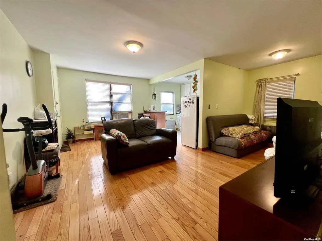 196-58 69 Avenue Fresh Meadows NY 11365
