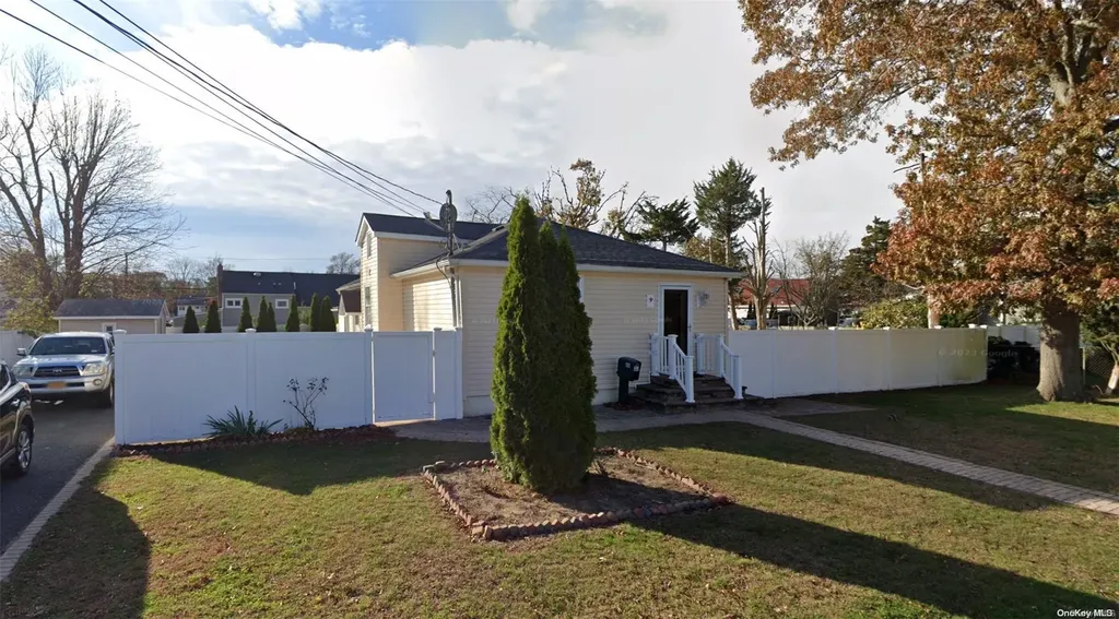 551 S 7th Street Lindenhurst NY 11757