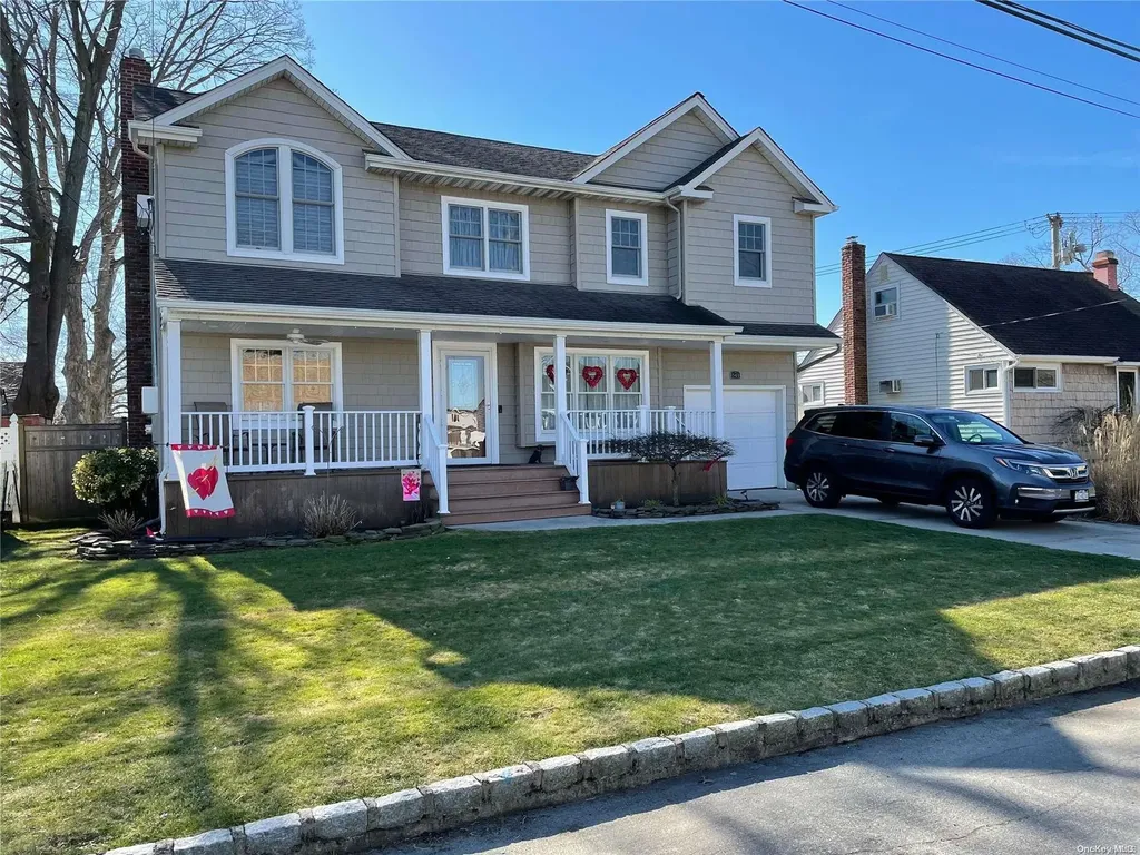 341 29th Street Lindenhurst NY 11757