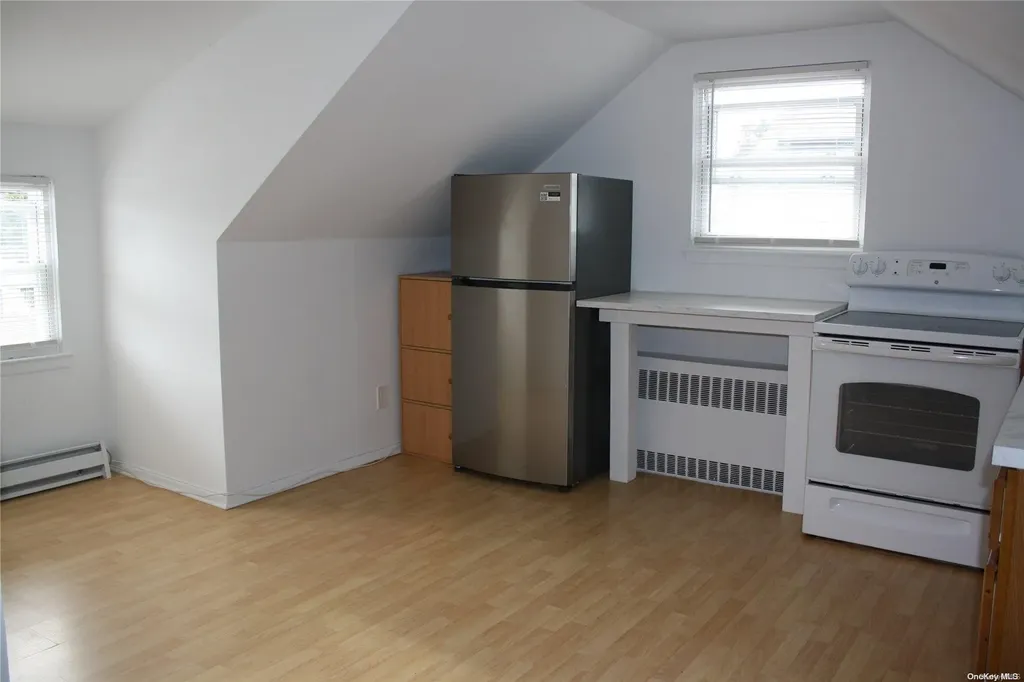 156 N Hamilton Avenue Lindenhurst NY 11757