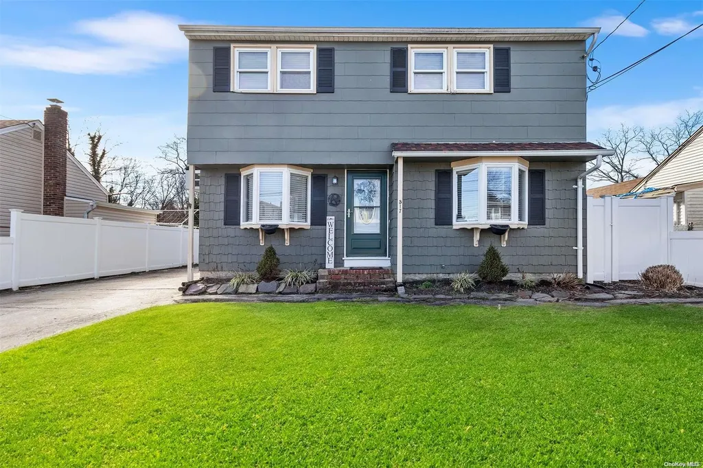 517 S 9th Street Lindenhurst NY 11757