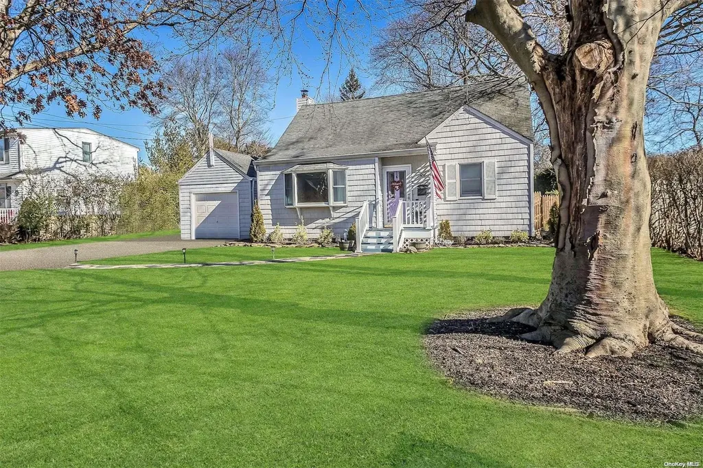 49 Gladstone Avenue West Islip NY 11795