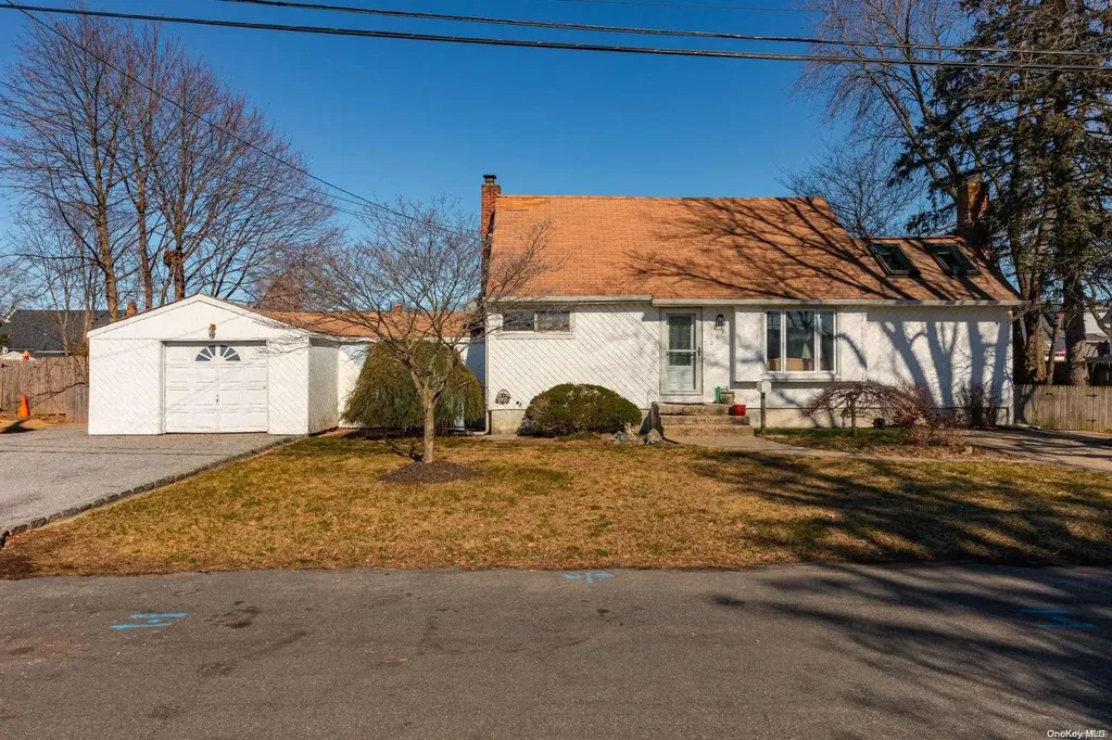 268 27th Street Lindenhurst NY 11757