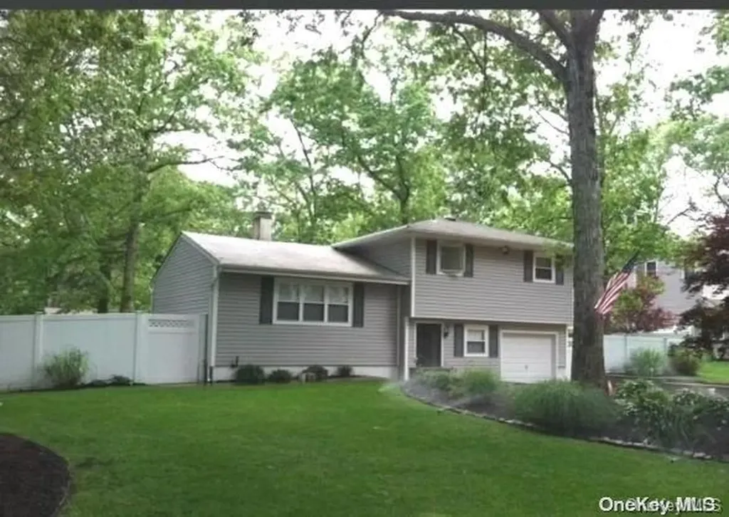 14 Atkinson Lane Coram NY 11727