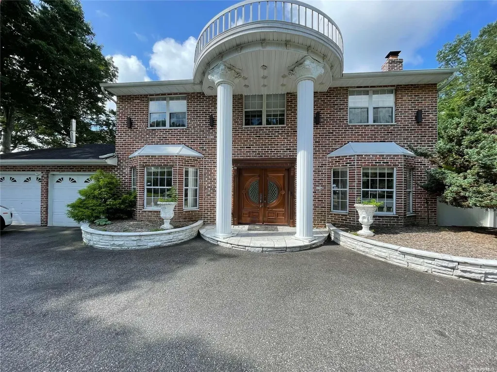 22 Mike Lane Smithtown NY 11787
