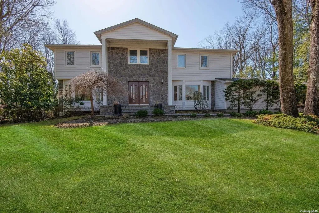 14 Stepping Stone Crescent Dix Hills NY 11746
