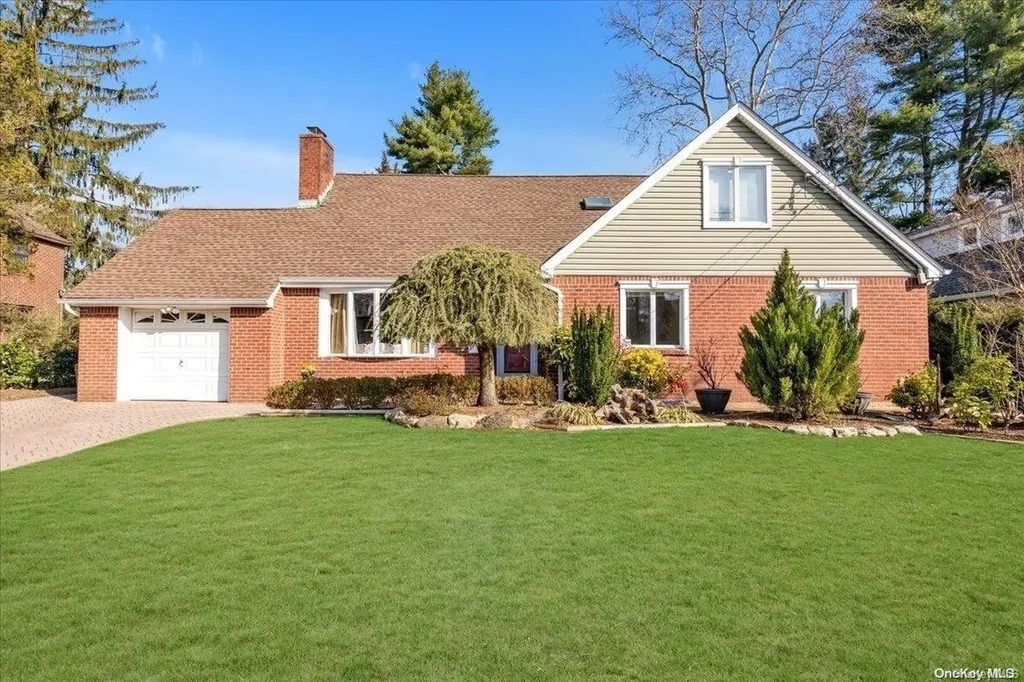 207 Earl Street East Williston NY 11596