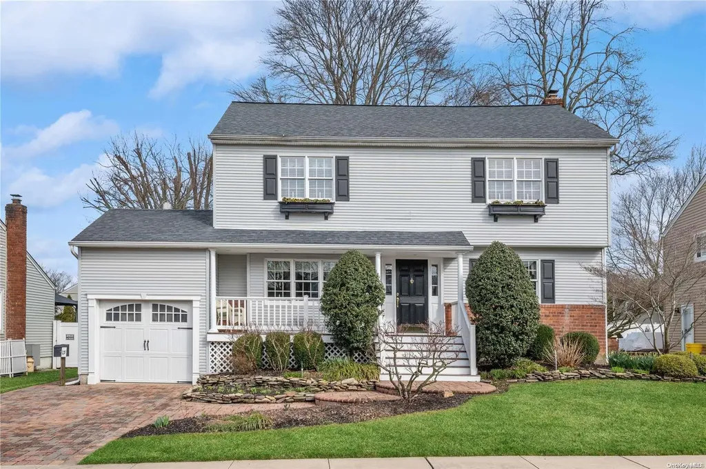 15 Algiers Street Plainview NY 11803