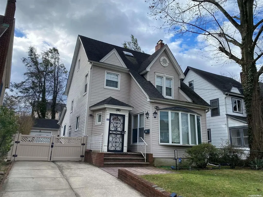 255-22 Walden Place Great Neck NY 11020
