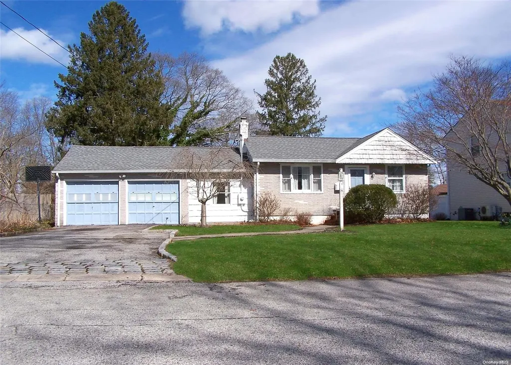 11 W Walnut Street Islip NY 11751