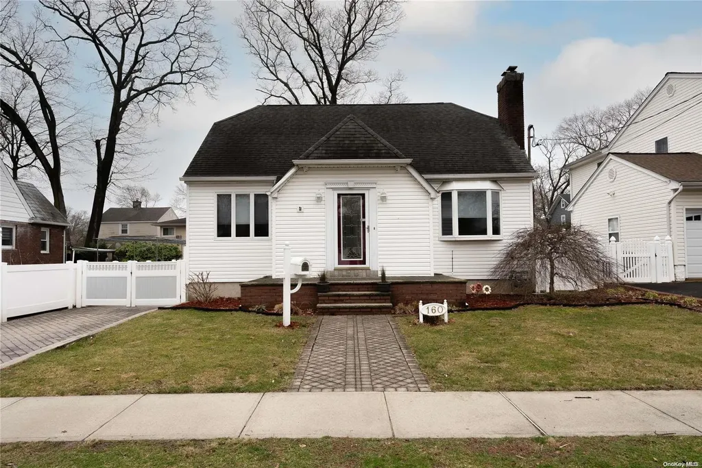 160 E Maujer Street Valley Stream NY 11580