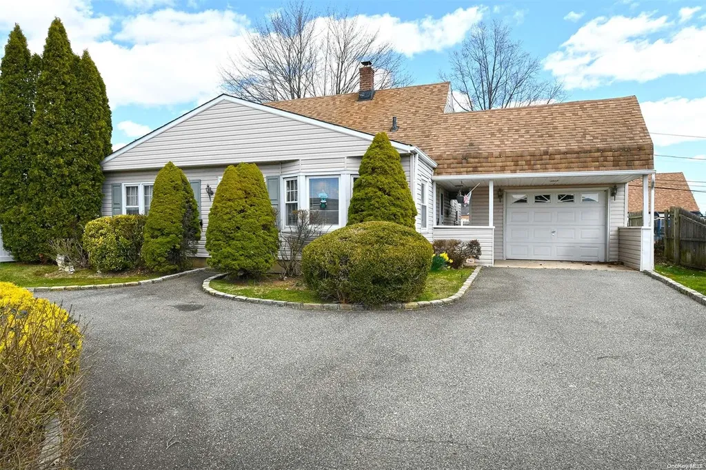 281 Center Lane Levittown NY 11756