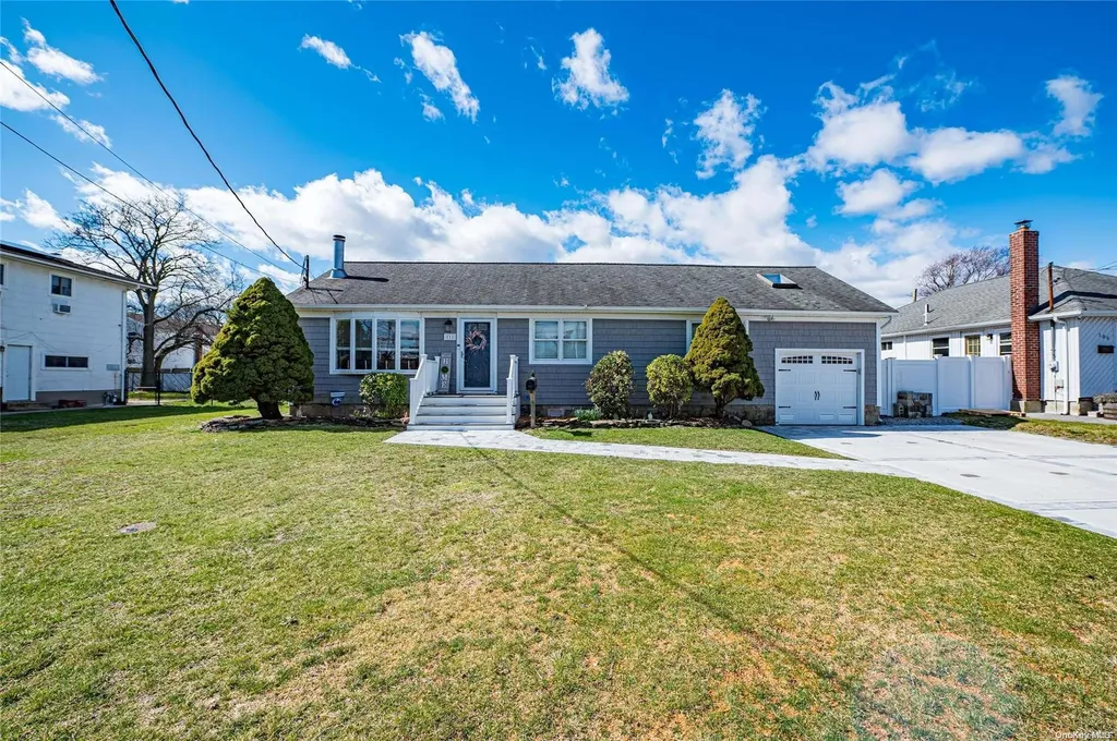 111 W Lake Drive Lindenhurst NY 11757