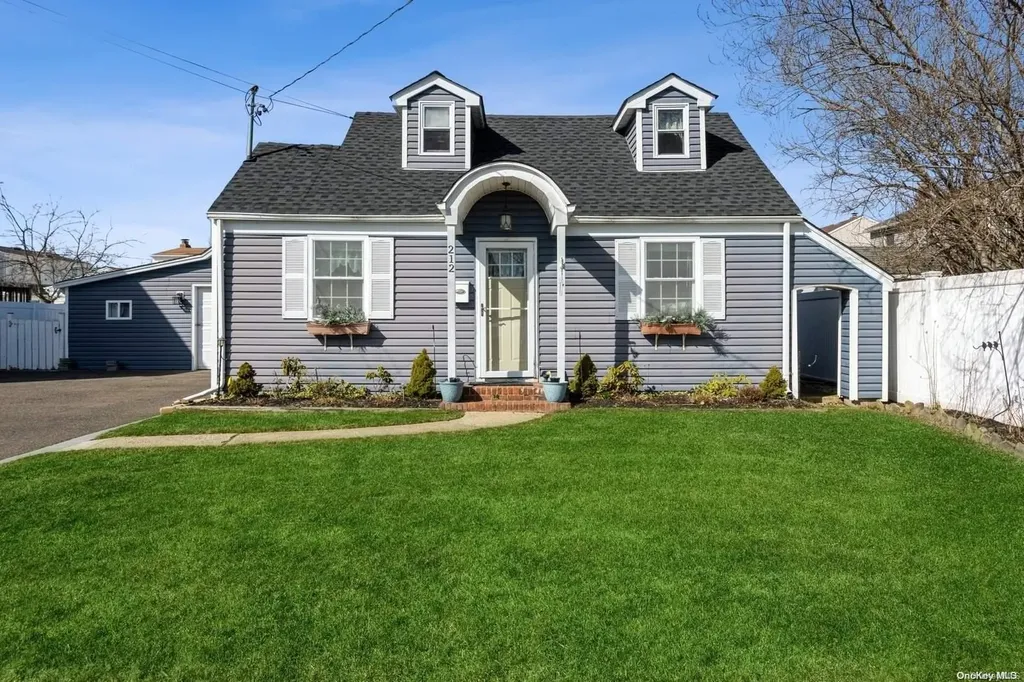 212 W Hampton Road Lindenhurst NY 11757