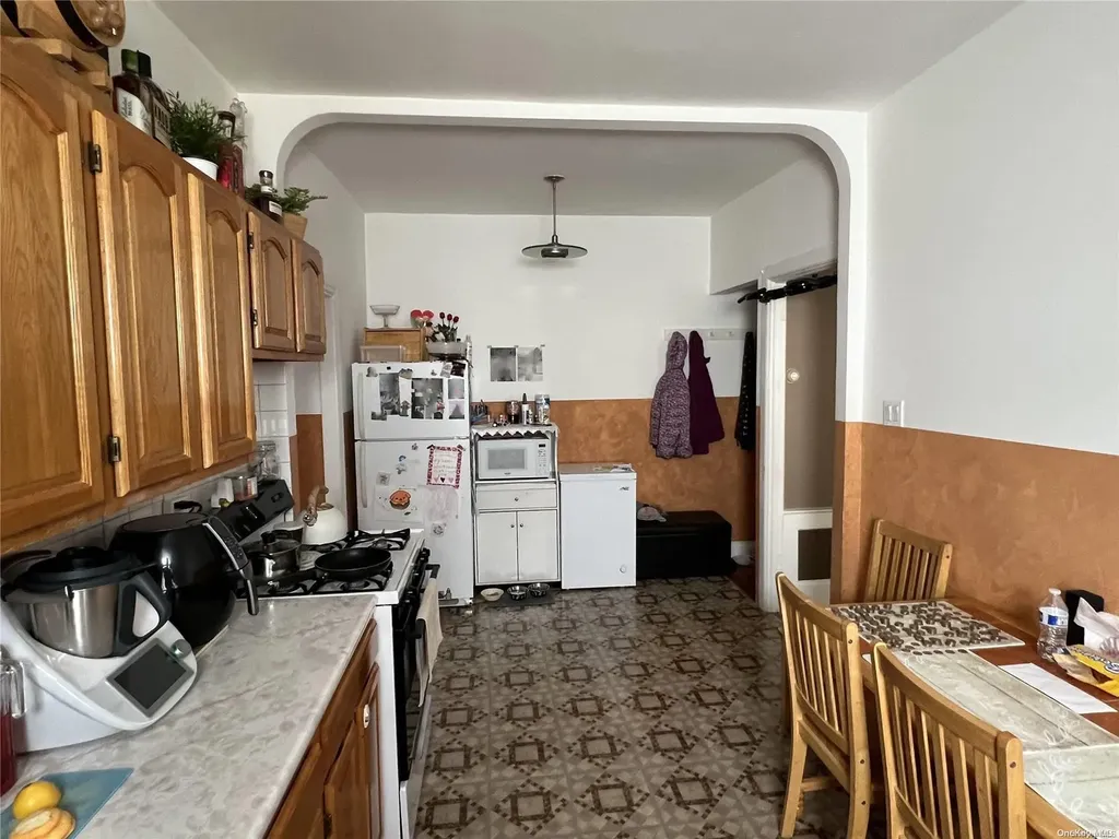 7307 6th Avenue Brooklyn NY 11209