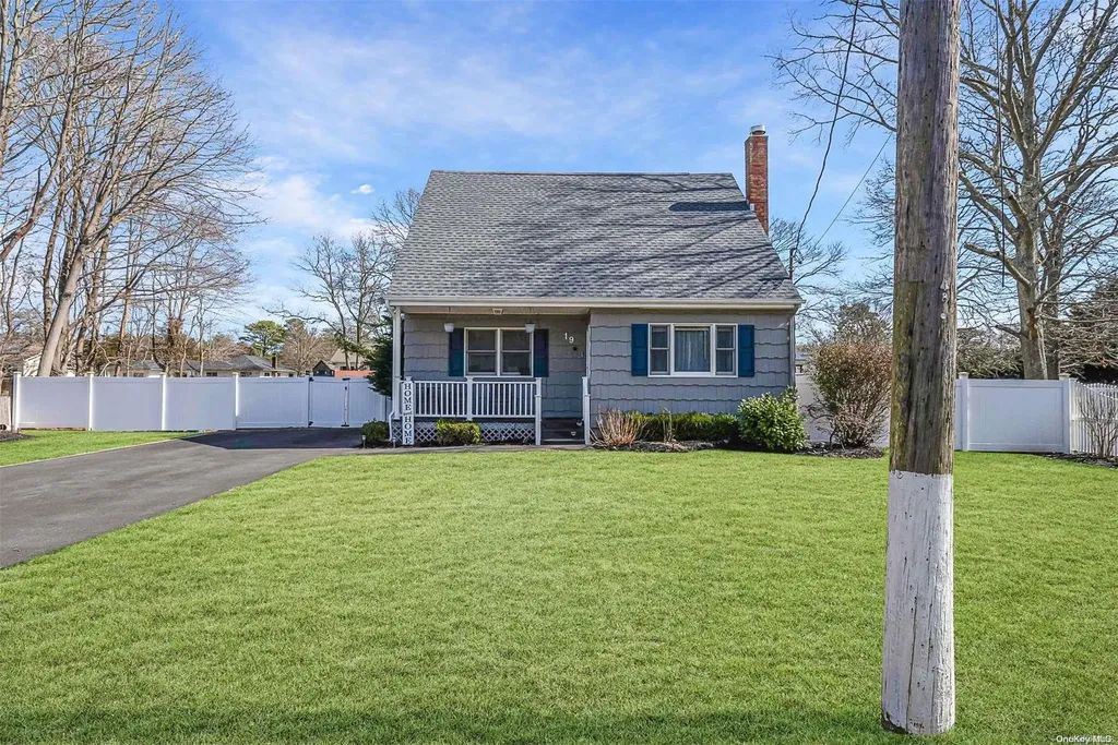 19 Wards Lane Bellport NY 11713