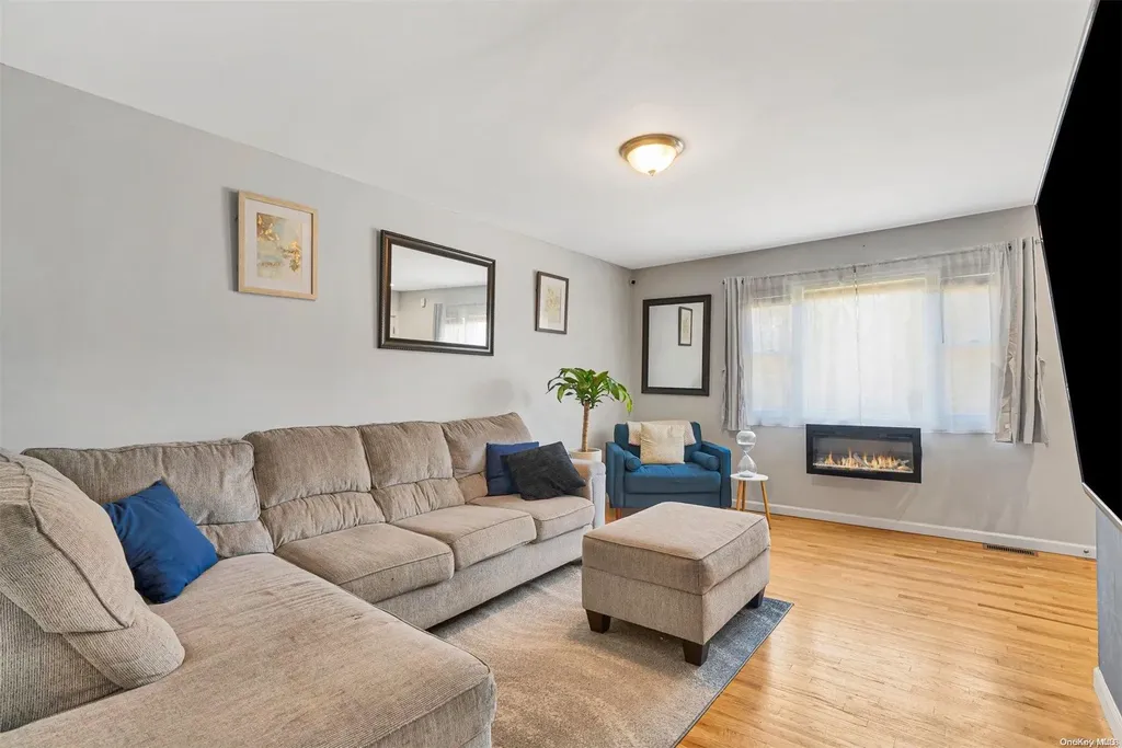 19 Wards Lane Bellport NY 11713