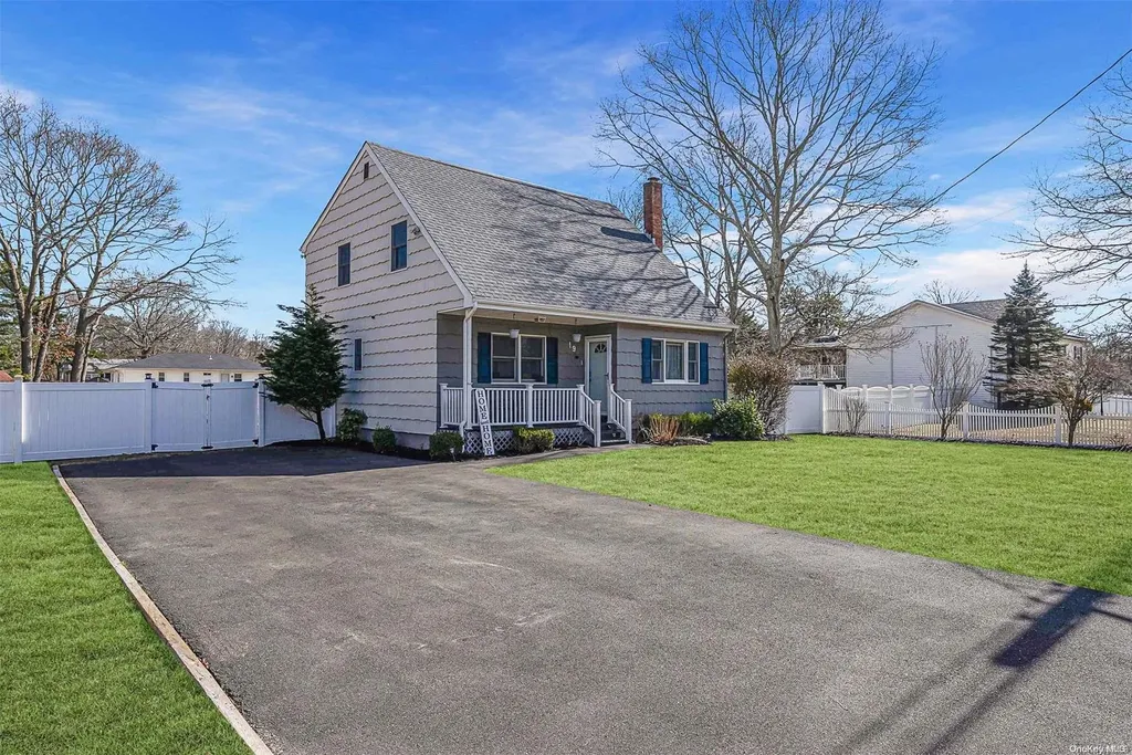 19 Wards Lane Bellport NY 11713