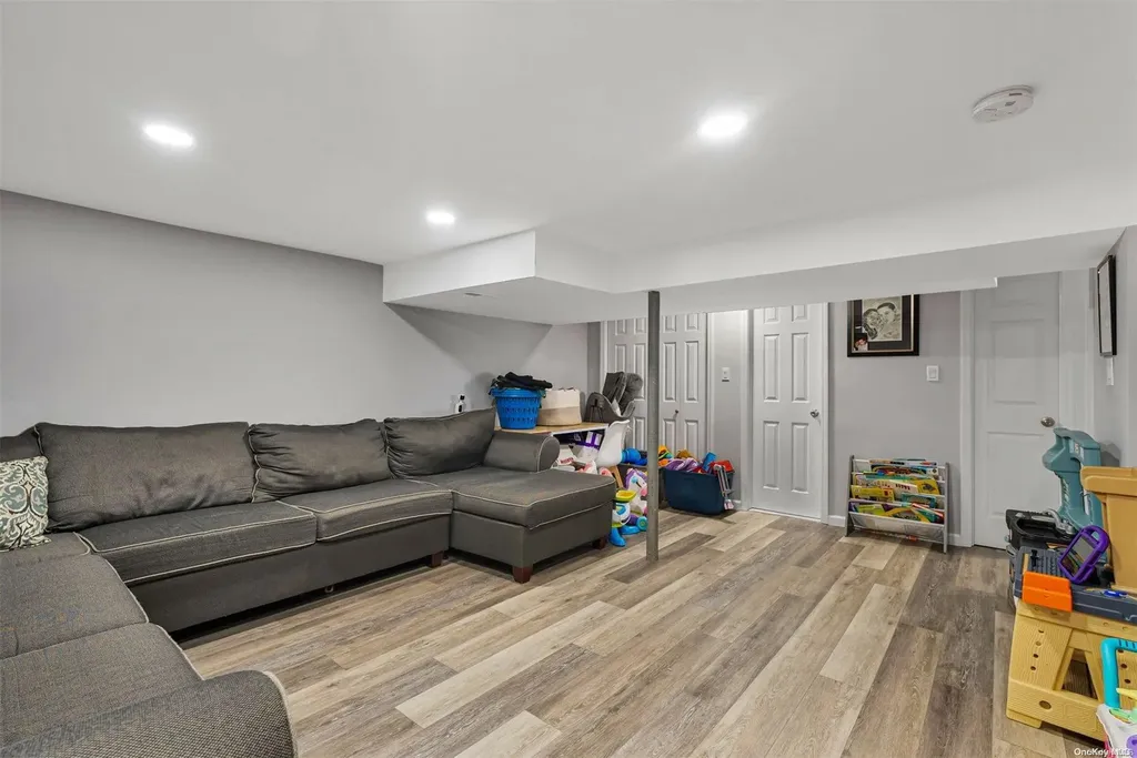 19 Wards Lane Bellport NY 11713