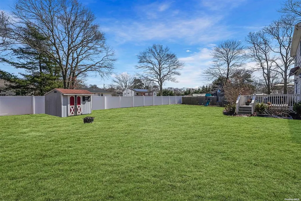 19 Wards Lane Bellport NY 11713