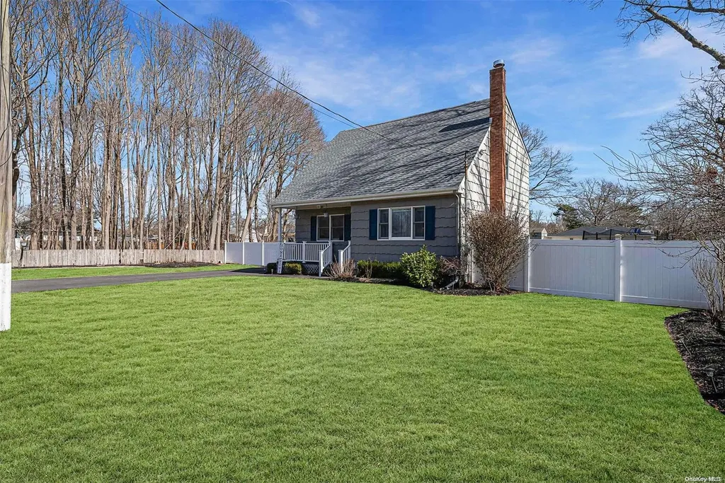 19 Wards Lane Bellport NY 11713