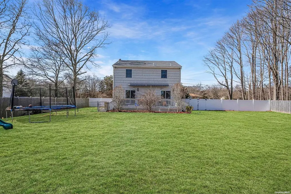 19 Wards Lane Bellport NY 11713