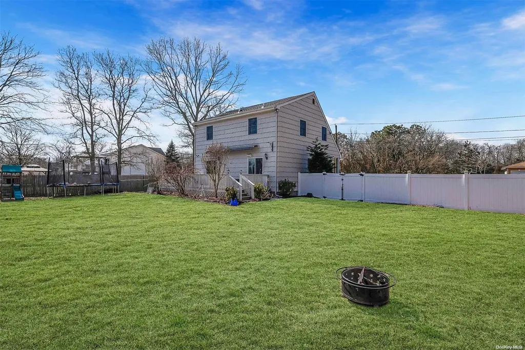 19 Wards Lane Bellport NY 11713