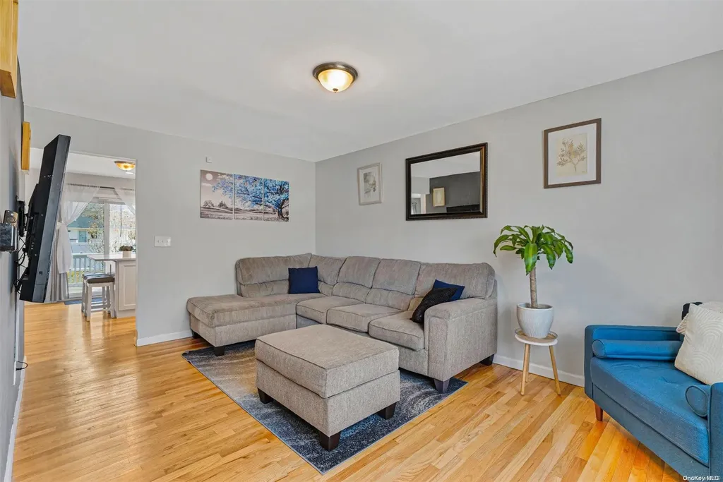 19 Wards Lane Bellport NY 11713