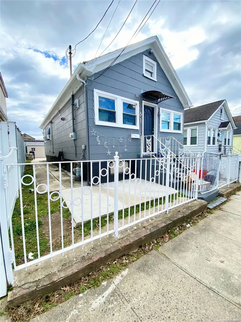 61 Oakley Avenue Elmont NY 11003