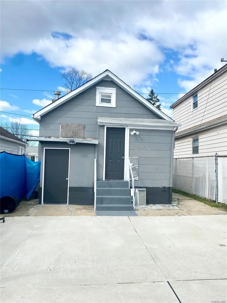 61 Oakley Avenue Elmont NY 11003