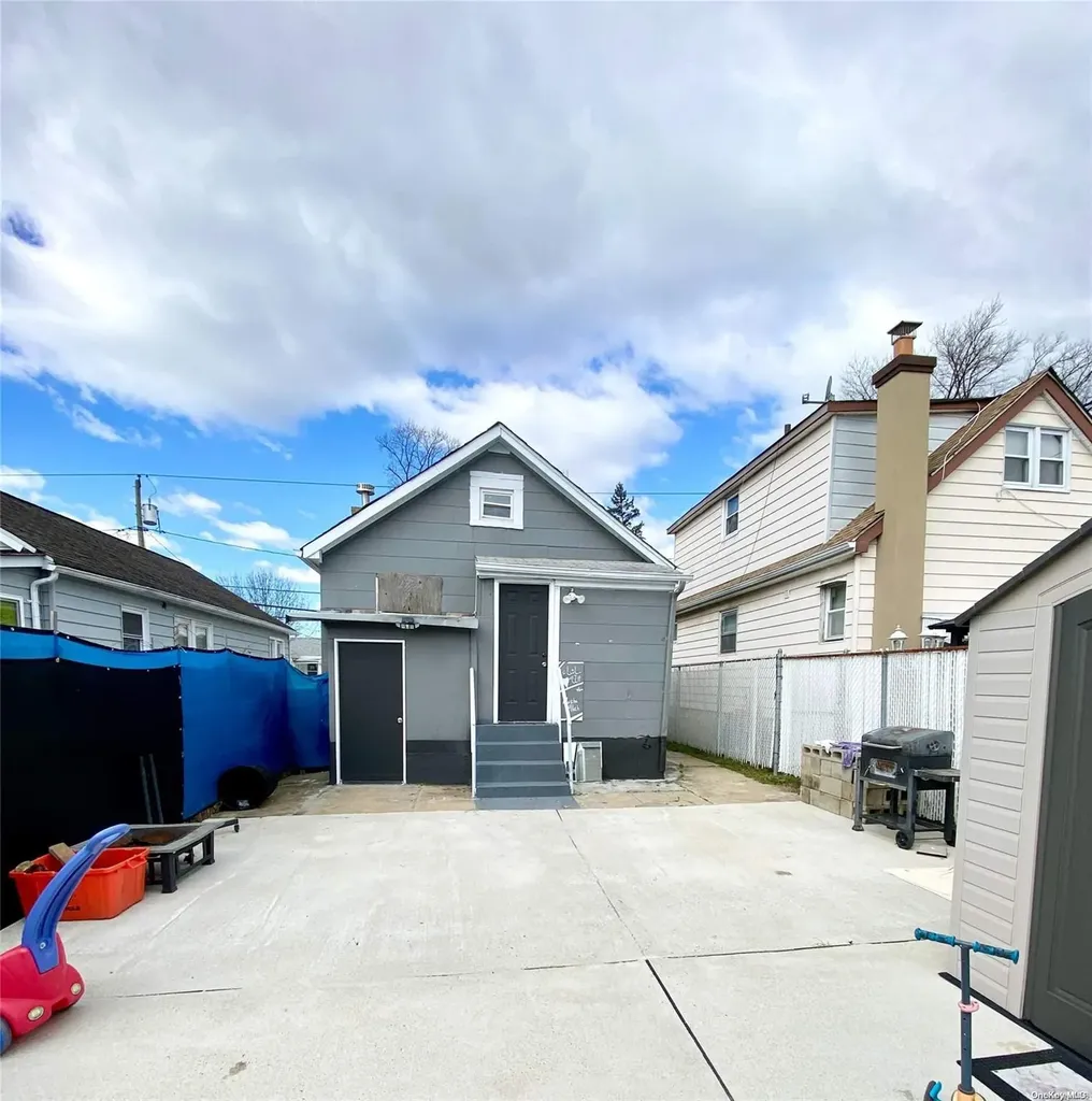 61 Oakley Avenue Elmont NY 11003