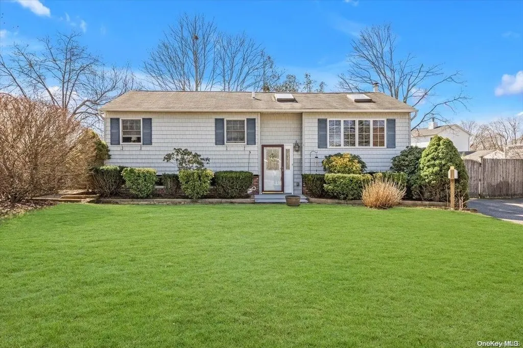 2502 Knickerbocker Avenue Medford NY 11763