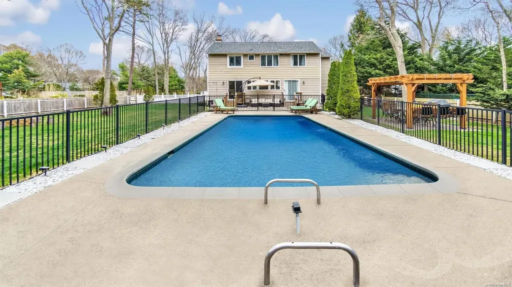 22 Deerfeed Path East Quogue NY 11942