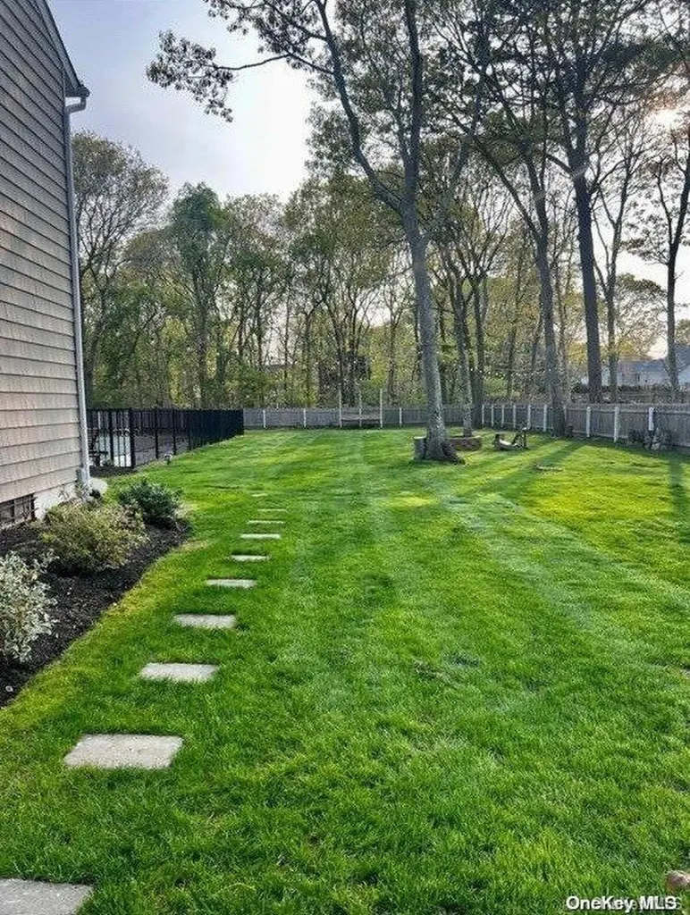 22 Deerfeed Path East Quogue NY 11942