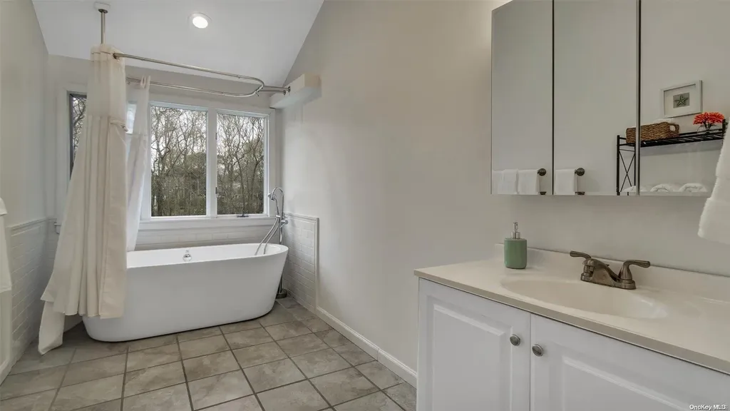 22 Deerfeed Path East Quogue NY 11942